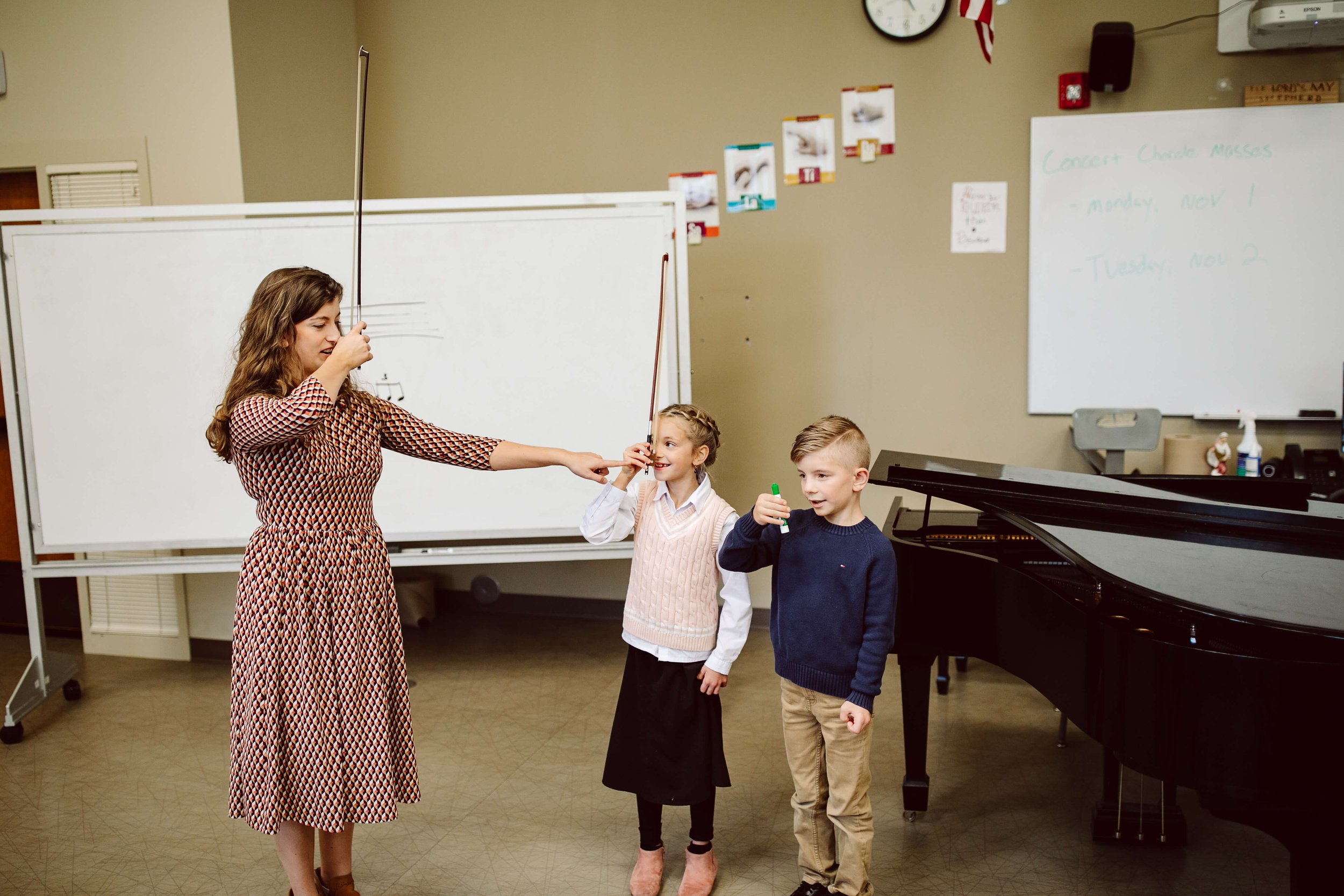 violin teacher teaching group violin lesson